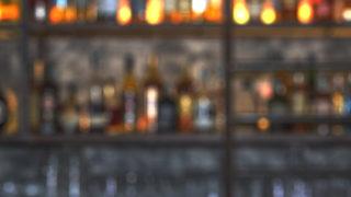 Denizli'de bir kişi, tekel bayisini bastığı oğlunun arkadaşını darbetti