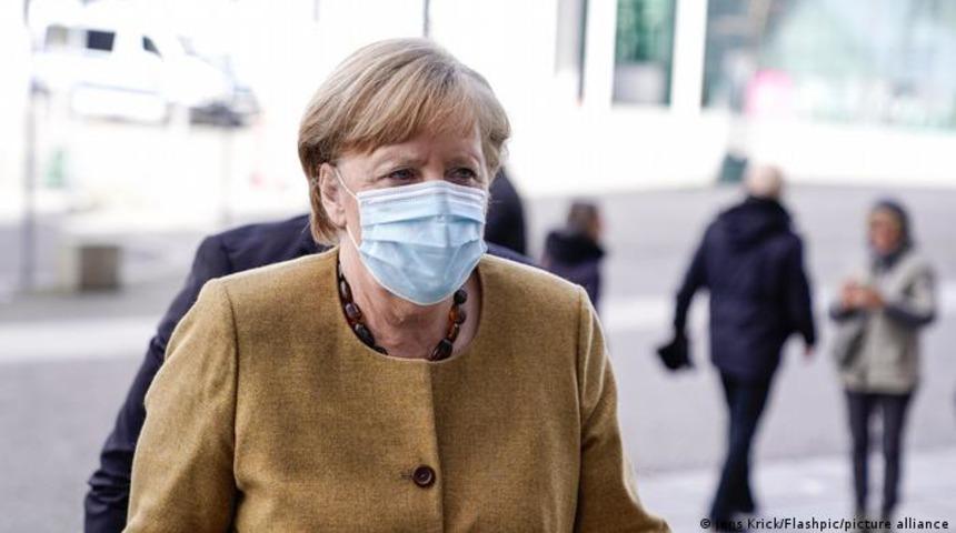 Merkel: Almanya'da üçüncü dalgayı kırmış görünüyoruz