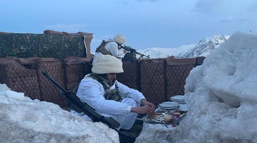 MSB, farklı birliklerde iftarını yapan askerlerin fotoğraflarını paylaştı