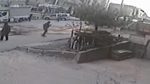 Kamyondan sunta yığını yola düştü! 2 kişi ezilmekten son anda kurtuldu