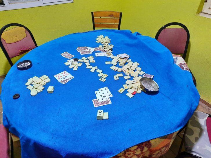İzmir'de kumar oynayan ve Kovid-19 tedbirlerine uymayan 21 kişiye para cezası G1