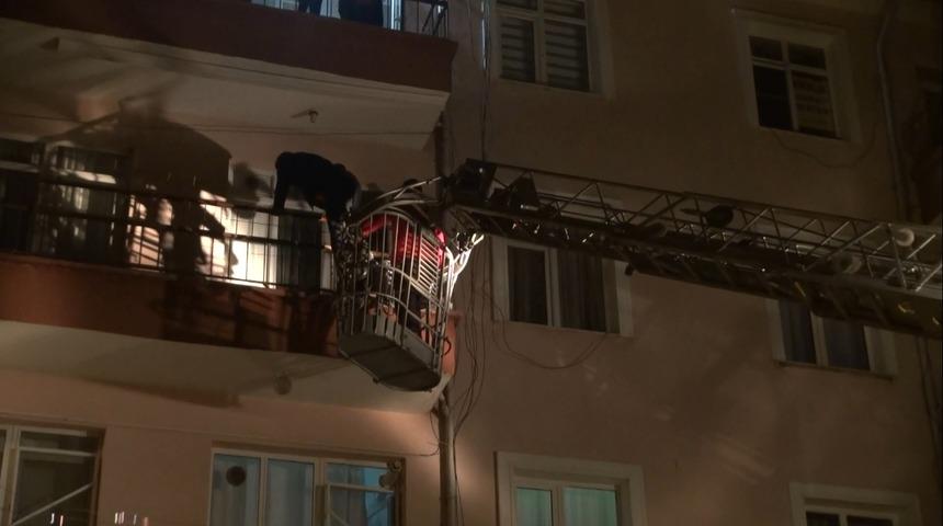 Oğlu uyuyakalan anne, itfaiye yardımıyla eve girdi