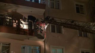 Oğlu uyuyakalan anne, itfaiye yardımıyla eve girdi