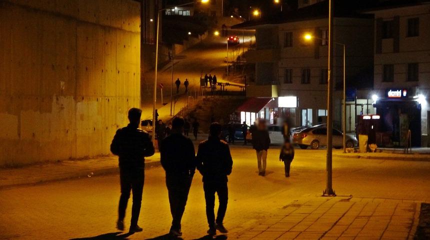 Y&uuml;ksekovalılar yasak saatlerini karıştırınca dışarıya akın etti