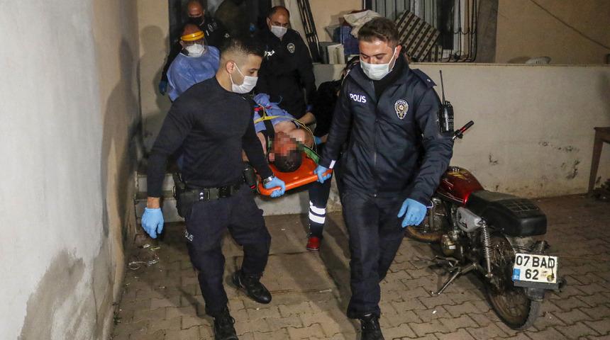 Annesinin &ouml;ld&uuml;ğ&uuml; haberini aldı, kesici aletle kendisine zarar verdi