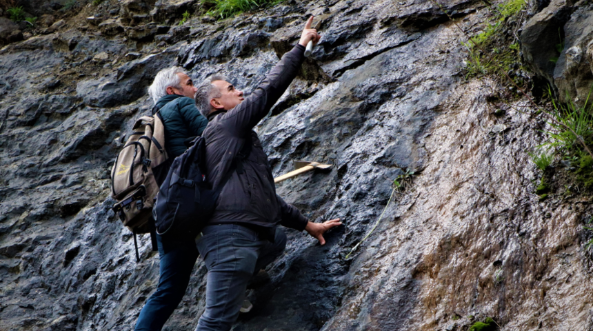 Komando gibi iz sürüyorlar! Ailece dağlarda gezerek süs taşı arıyorlar