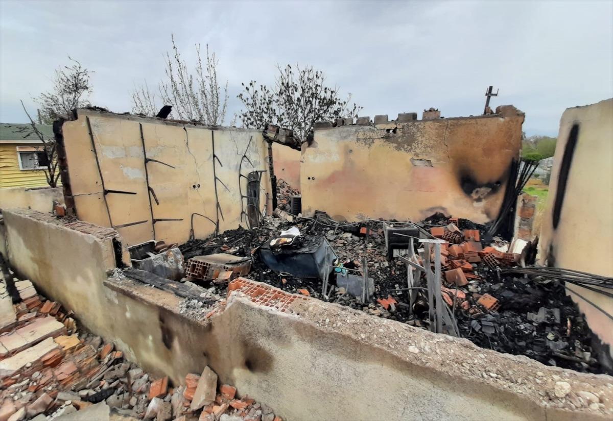 Antalya'da 2 katlı ahşap evde &ccedil;ıkan yangın hasara yol a&ccedil;tı