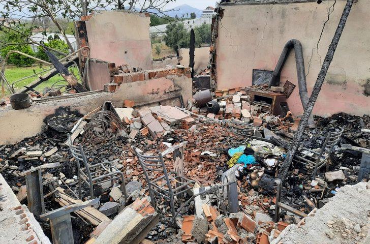 Antalya'da 2 katlı ahşap evde çıkan yangın hasara yol açtı G2