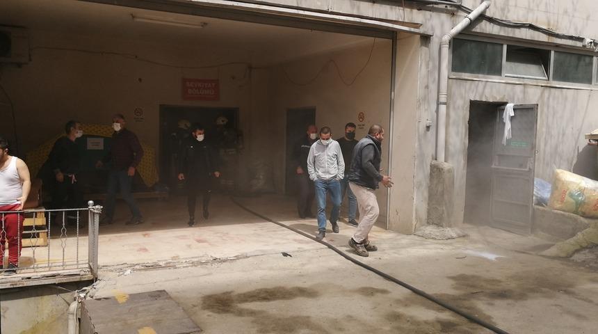 Bağcılar'da iş yerinde patlama! Yaralı iş&ccedil;iyi kucaklarında taşıdılar