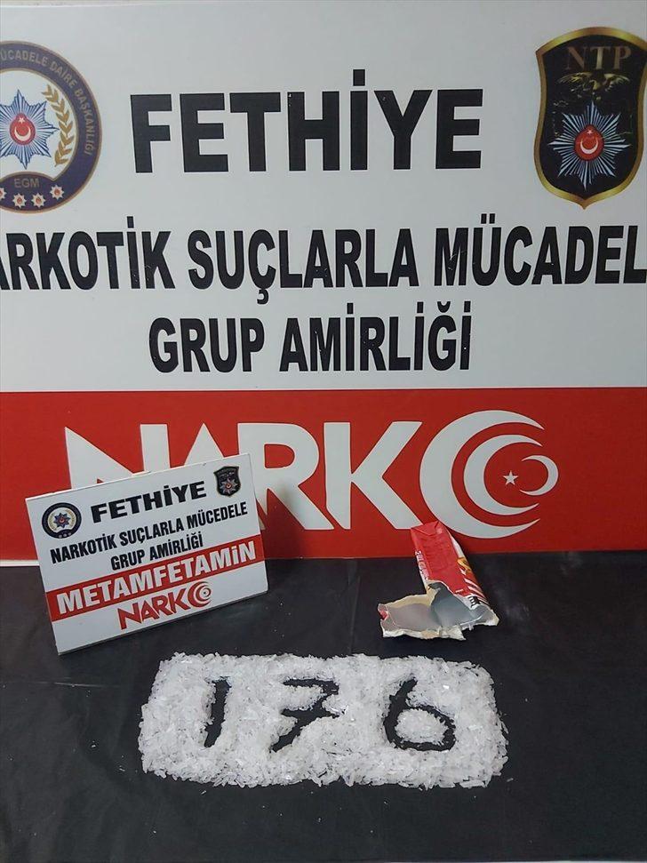 Muğla'da meyve suyu kutusuna sakladığı uyuşturucuyla yakalanan zanlı tutuklandı G2