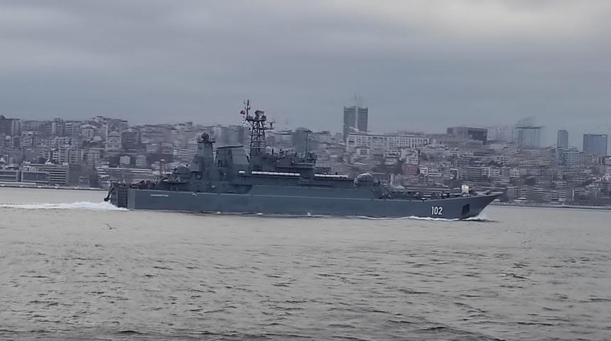 İki Rus savaş gemisi İstanbul Boğazı'ndan geçti