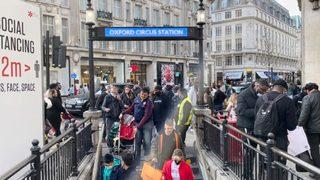 İngilizler Karantina Sonrası İlk Haftasonu Sokaklarda