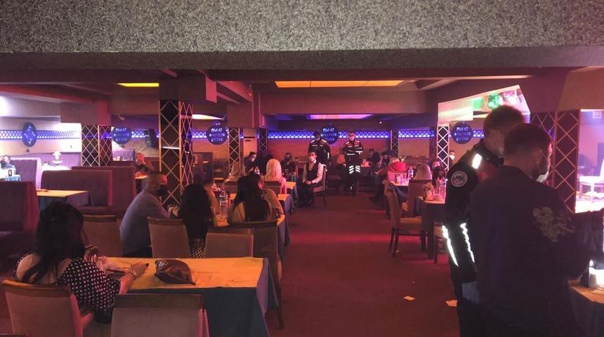 M&uuml;hr&uuml; kırılan mekana polis baskını: 53 kişi yakalandı