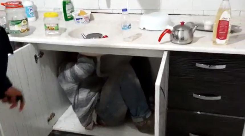 Kumar baskınında mutfak dolabında yakalandı