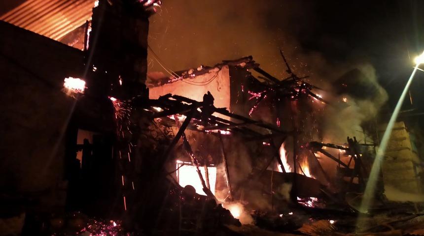 Karaman’da çıkan yangında 5 ev kullanılamaz hale geldi