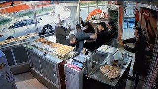 Pastanede bıçaklı kavgada ortalık savaş alanına döndü