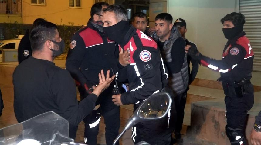 Antalya'da 'dur' ihtarına uymayıp ka&ccedil;an 4 kişiden ikisi yakalandı