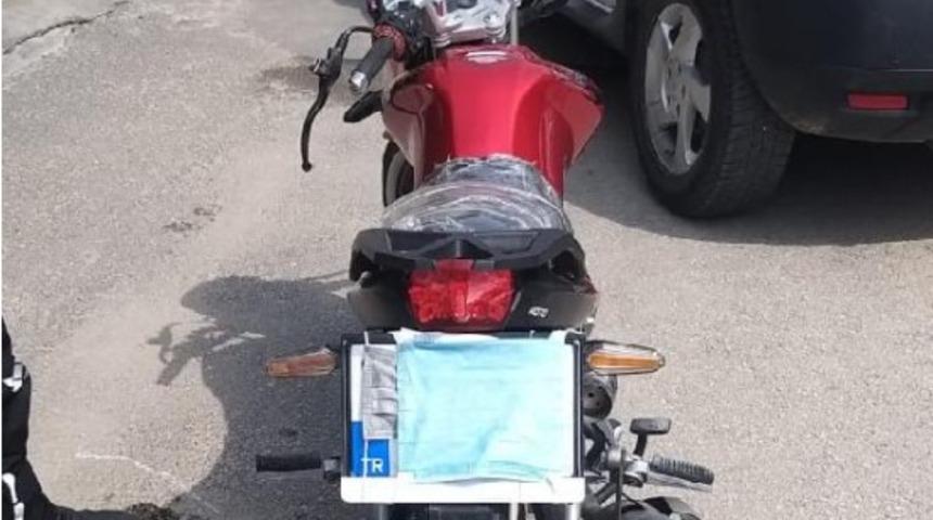 Kullanmadığı maskeyi plakasına takmış! Kıskıvrak yakalandı