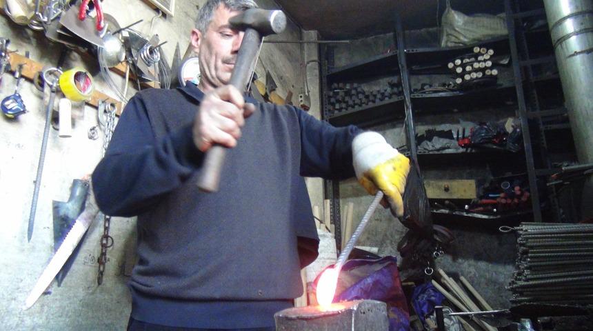 Ramazan ayını 70 derece sıcakta çalışarak geçiriyor