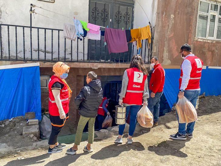 Türk Kızılay Van'da 1800 kişiye sıcak yemek ulaştırıyor G2