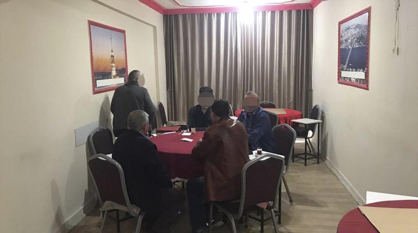 Kırıkkale'de ruhsatsız kıraathanede Kovid-19 tedbirlerini ihlal eden 6 kişiye 44 bin 180 lira ceza kesildi