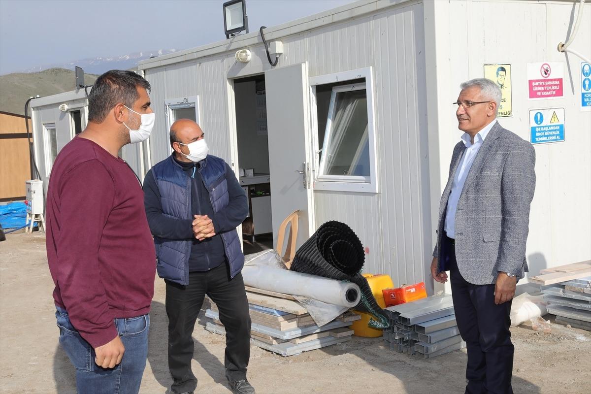 Malatya'da depremzedeler i&ccedil;in inşa edilen k&ouml;y tipi konutlar y&uuml;kseliyor