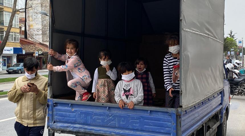 Karantina ihlalinin böylesi! 6 çocuğuyla birlikte yakalandı