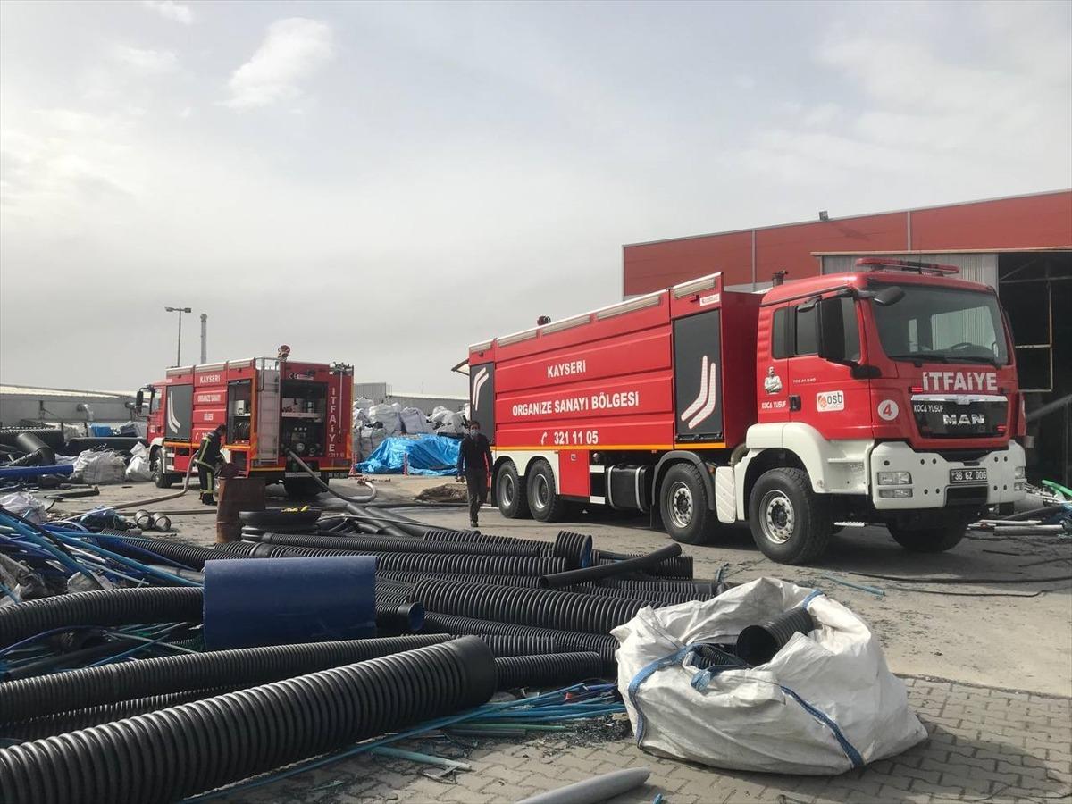 Kayseri'de plastik boru fabrikasında &ccedil;ıkan yangın s&ouml;nd&uuml;r&uuml;ld&uuml;