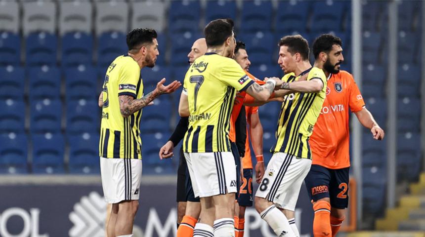Başakşehir-Fenerbahçe maçında golden önce faul itirazı!