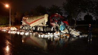 İzmir'de feci kaza! Hepsi yola savruldu