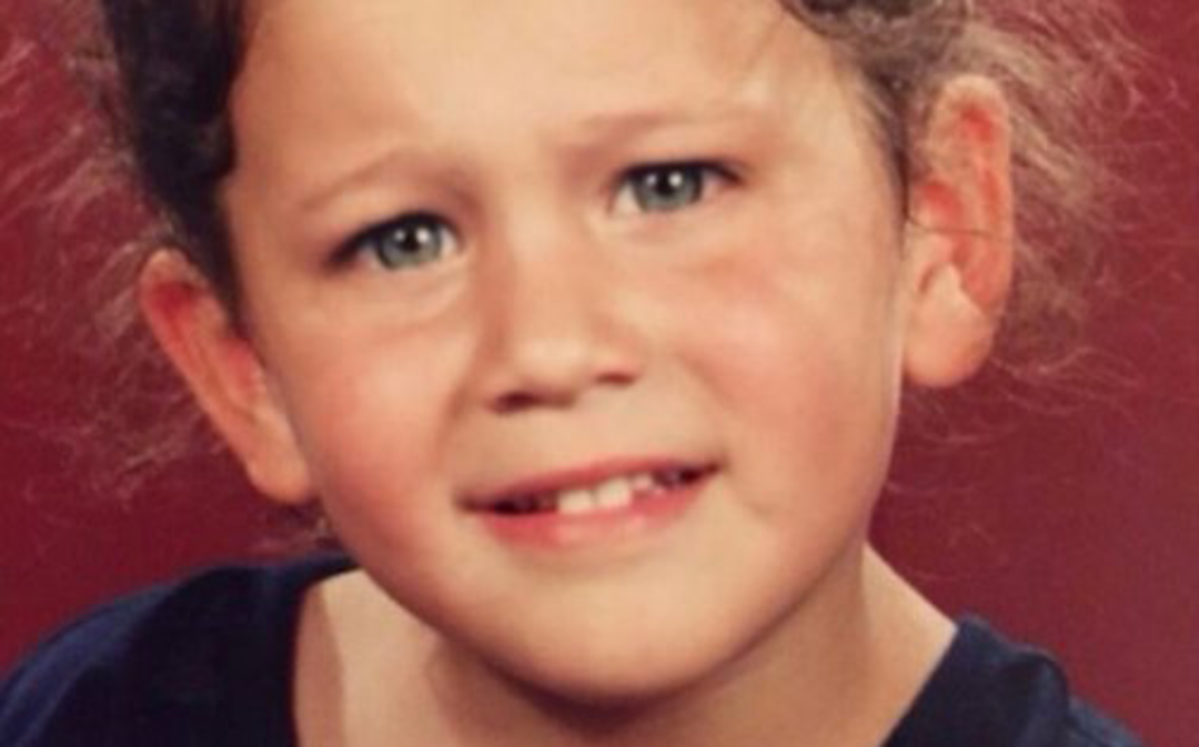 Berrak T&uuml;z&uuml;nata&ccedil; &ccedil;ocukluk fotoğrafını paylaştı! Bakışları hi&ccedil; değişmemiş