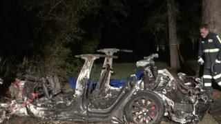 Sürücüsüz Tesla kaza yapıp alev aldı: 2 kişi hayatını kaybetti!