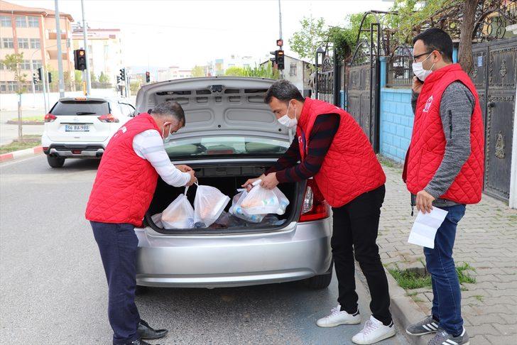 Vefa ekipleri ihtiyaç sahibi 65 yaş ve üstü vatandaşlara iftar yemeği ulaştırıyor G4