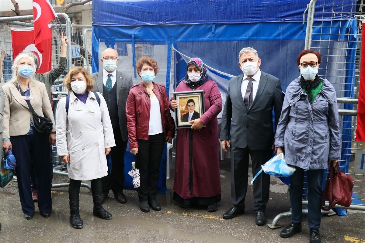 Vatan Partisi İzmir İl Teşkilatı HDP &ouml;n&uuml;nde evlat n&ouml;beti tutan aileleri ziyaret etti