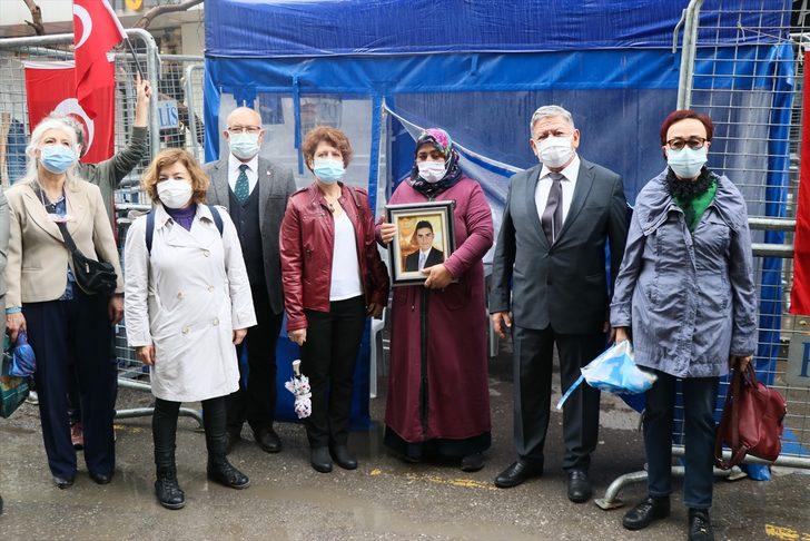 Vatan Partisi İzmir İl Teşkilatı HDP önünde evlat nöbeti tutan aileleri ziyaret etti G1