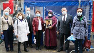 Vatan Partisi İzmir İl Teşkilatı HDP önünde evlat nöbeti tutan aileleri ziyaret etti