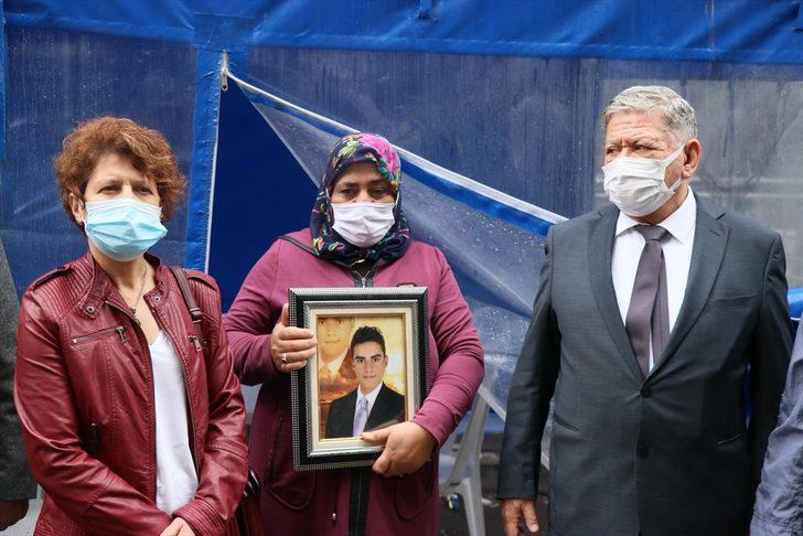 Vatan Partisi İzmir İl Teşkilatı HDP önünde evlat nöbeti tutan aileleri ziyaret etti G2