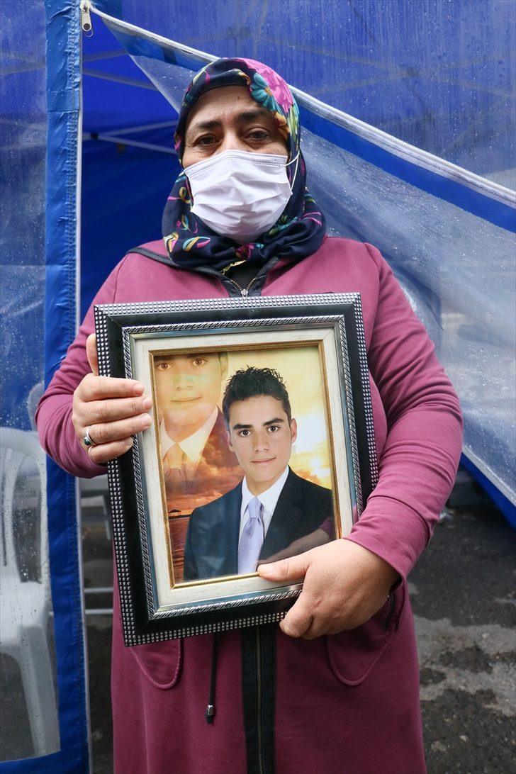 Vatan Partisi İzmir İl Teşkilatı HDP önünde evlat nöbeti tutan aileleri ziyaret etti G3