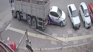 Freni boşalan kamyon park halindeki araçlara çarptı! Kaldırımda yürüyen 2 kişi 5 saniye ile kurtuldu
