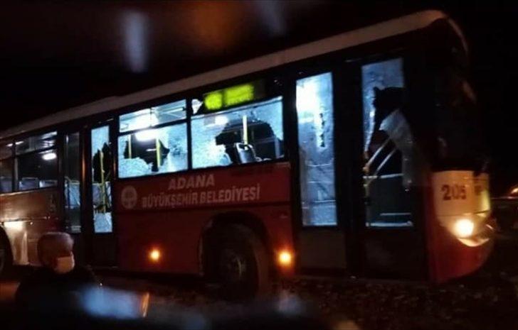 GÜNCELLEME - Adana'da belediye otobüsüne taşlı sopalı saldırıda bulunduğu ileri sürülen 2 şüpheli yakalandı