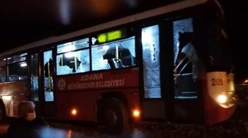 GÜNCELLEME - Adana'da belediye otobüsüne taşlı sopalı saldırıda bulunduğu ileri sürülen 2 şüpheli yakalandı