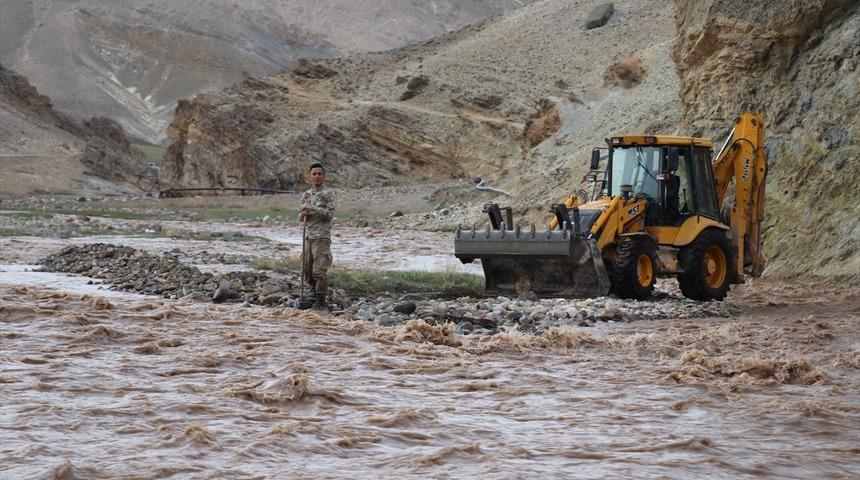 Ağrı'da arkadaşlarıyla oyun oynarken Murat Nehri'ne düşen 5 yaşındaki çocuk kayboldu