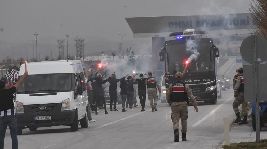 Beşiktaş kafilesine Sivas'ta coşkulu karşılama