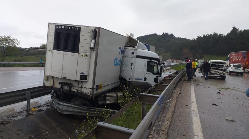 Kaza üstüne kaza! İzlemek için yavaşlayınca arkadan gelen kamyonet çarptı