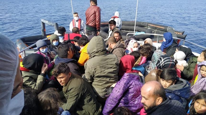 İzmir açıklarında Türk kara sularına itilen 59 sığınmacı kurtarıldı