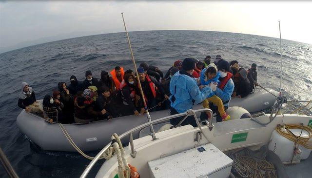 Çanakkale açıklarında Yunanistan unsurlarınca geri itilen 54 düzensiz göçmen kurtarıldı