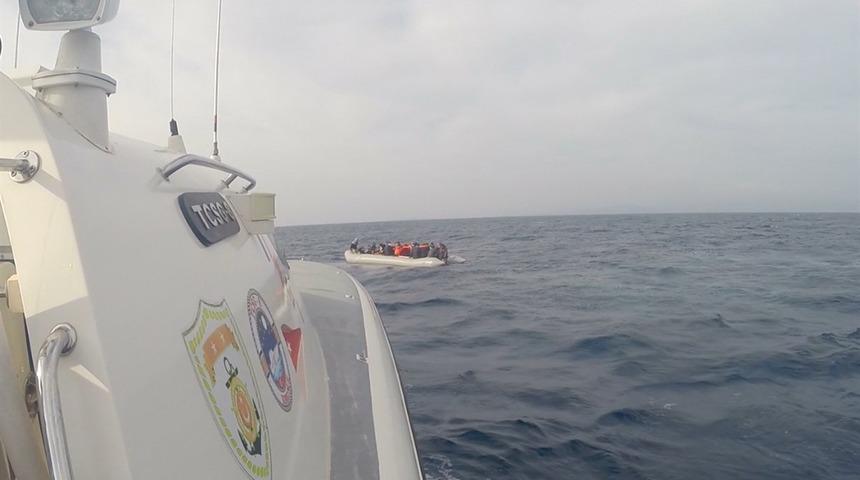 Çanakkale açıklarında Yunanistan unsurlarınca geri itilen 54 düzensiz göçmen kurtarıldı