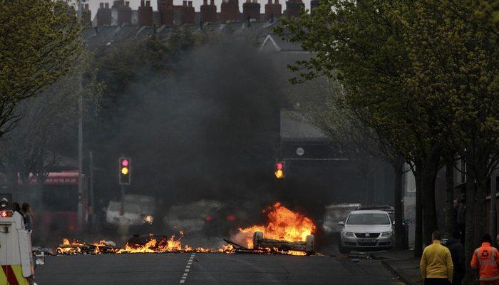 Kuzey İrlanda'daki şiddet olayları yeniden başladı