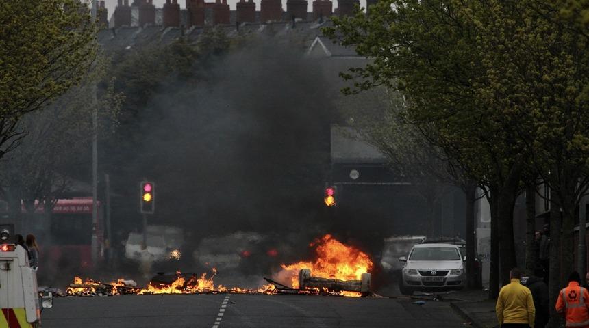 Kuzey İrlanda'daki şiddet olayları yeniden başladı