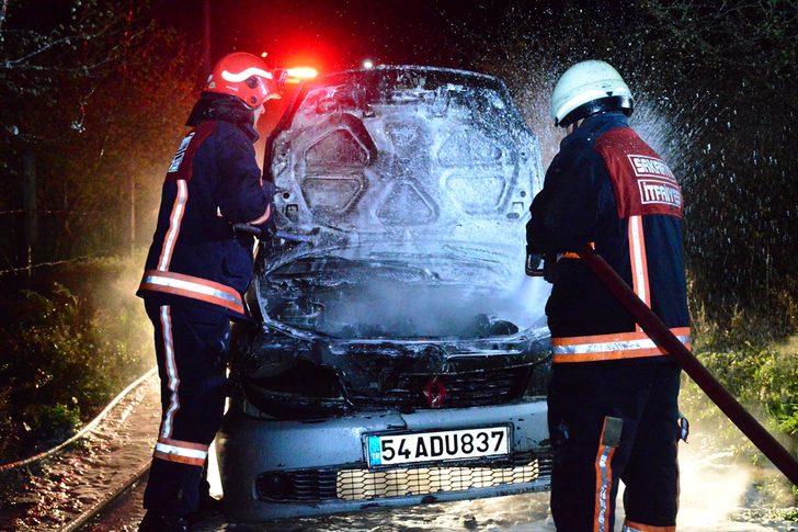 Sakarya'da seyir halindeki otomobilde çıkan yangın söndürüldü G1